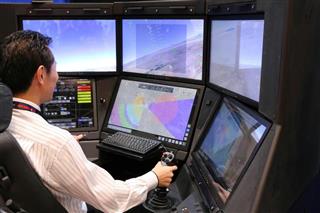 米ジェネラル・アトミクス・エアロノーティカル・システムズが開設した無人偵察機の疑似操縦体験コーナー＝１２日、東京都江東区