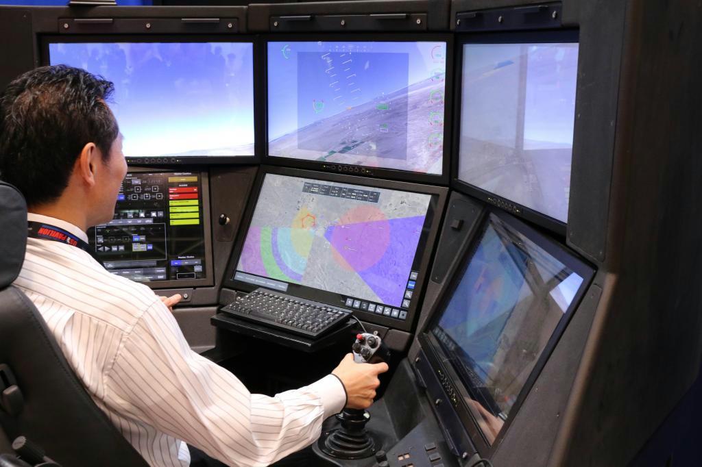 米ジェネラル・アトミクス・エアロノーティカル・システムズが開設した無人偵察機の疑似操縦体験コーナー＝１２日、東京都江東区