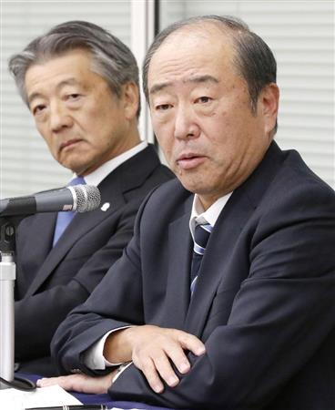 合併時期の延期を発表し、記者会見する出光興産の月岡隆社長（右）と昭和シェル石油の亀岡剛社長＝１３日午後、東京・大手町の経団連会館