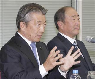 合併時期の延期を発表し、記者会見する昭和シェル石油の亀岡剛社長（左）と出光興産の月岡隆社長＝１３日午後、東京・大手町の経団連会館