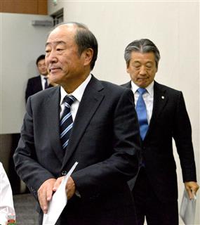 会見場に入る出光興産の月岡隆社長（手前）と昭和シェル石油の亀岡剛社長＝１３日午後、東京都千代田区（宮崎瑞穂撮影）