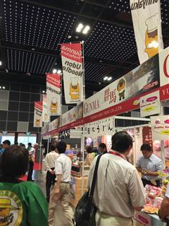 ソフトバンクグループは地方の農水産品の輸出支援に向けた調査を続けている＝２０１５年１０月、シンガポール（さとふる提供）