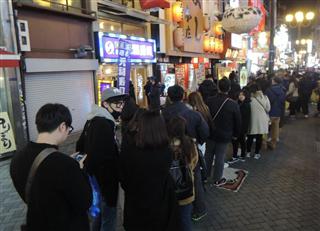 回転ずし店の前で行列して入店を待つ韓国人観光客ら