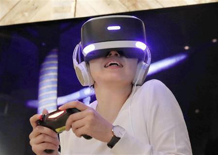 プレイステーションＶＲを体験する女性＝１３日午前、東京・銀座