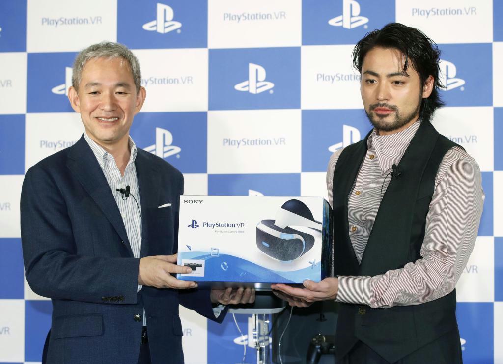プレイステーションＶＲの発売イベントに登場したＳＩＥＪＡの盛田厚プレジデント（左）と山田孝之さん＝１３日、東京・銀座