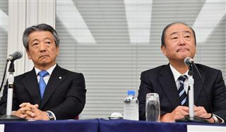 会見する昭和シェル石油の亀岡剛社長（左）と出光興産の月岡隆社長＝１３日午後、東京都千代田区（宮崎瑞穂撮影）