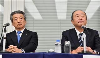 記者会見する昭和シェル石油の亀岡剛社長（左）と出光興産の月岡隆社長＝１３日午後、東京都千代田区