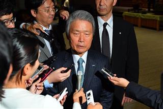 経済財政諮問会議が終わり記者の取材に応じる榊原定征経団連会長＝１４日午後、首相官邸（納冨康撮影）