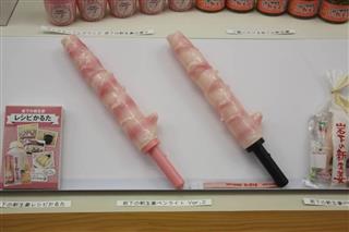 今年４月にリニューアルされた「岩下の新生姜ペンライト」（左）