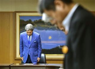 熊本地震から半年となり、犠牲者に黙祷をささげる蒲島郁夫知事（左奥）ら＝１４日午前、熊本県庁