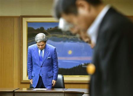 熊本地震から半年となり、犠牲者に黙祷をささげる蒲島郁夫知事（左奥）ら＝１４日午前、熊本県庁