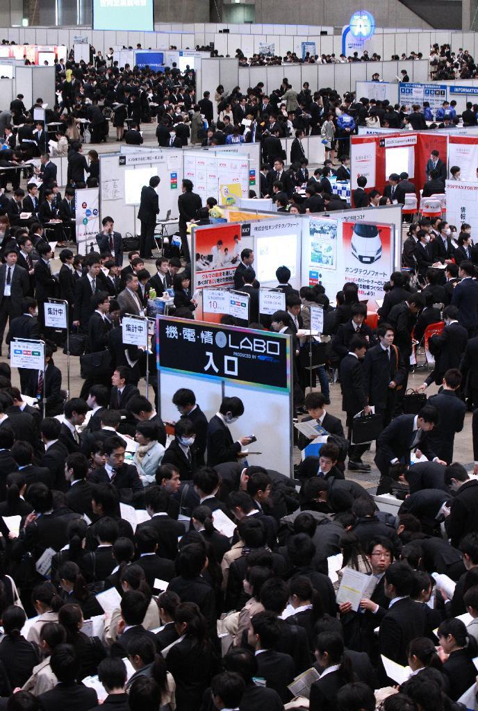 幕張メッセで開催された合同会社説明会には、リクルートスーツに身を包んだ多くの学生が集まった＝３月１日、千葉市美浜区（荻窪佳撮影）