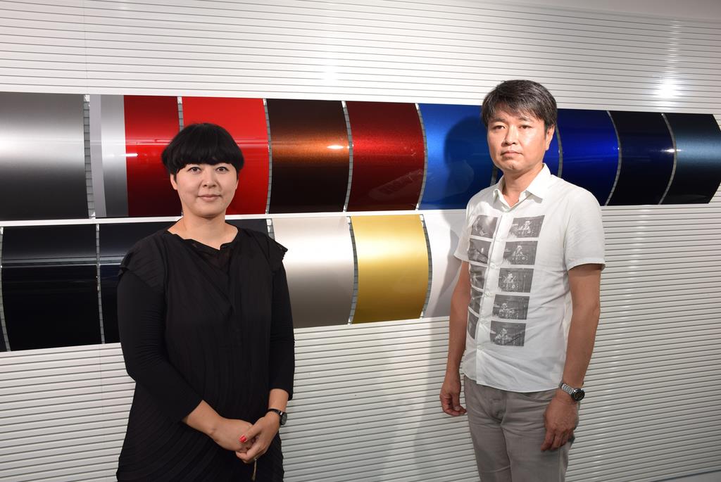 レクサスのカラーデザイナー、宍戸恵子さん（左）とグループ長の田中彰さん