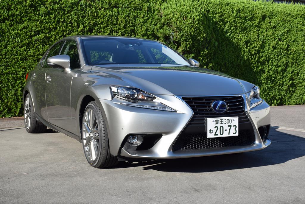 レクサスのスポーツセダン「ＩＳ ３００ｈ」。カラーは「ソニックチタニウム」