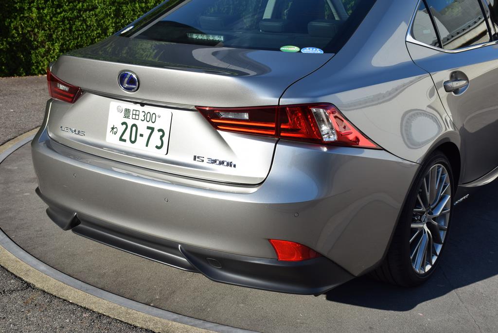 レクサスのスポーツセダン「ＩＳ ３００ｈ」。カラーは「ソニックチタニウム」
