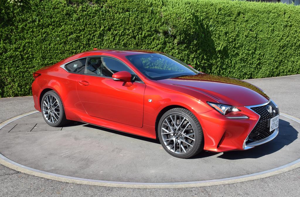 レクサスの人気クーペ「ＲＣ３５０」。カラーは「ラディアントレッドコントラストレイヤリング」