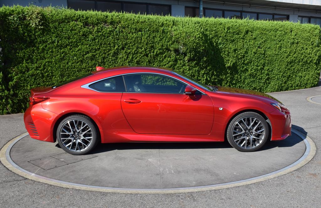 レクサスの人気クーペ「ＲＣ３５０」。カラーは「ラディアントレッドコントラストレイヤリング」