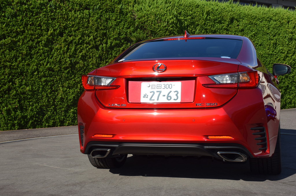 レクサスの人気クーペ「ＲＣ３５０」。カラーは「ラディアントレッドコントラストレイヤリング」