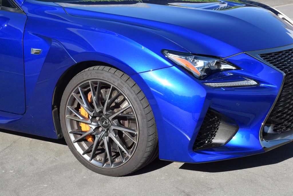 レクサスの高性能クーペ「ＲＣ Ｆ」。カラーは「ヒートブルーコントラストレイヤリング」