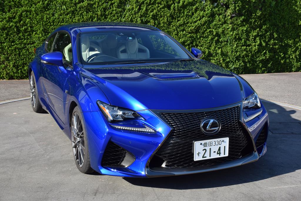 レクサスの高性能クーペ「ＲＣ Ｆ」。カラーは「ヒートブルーコントラストレイヤリング」