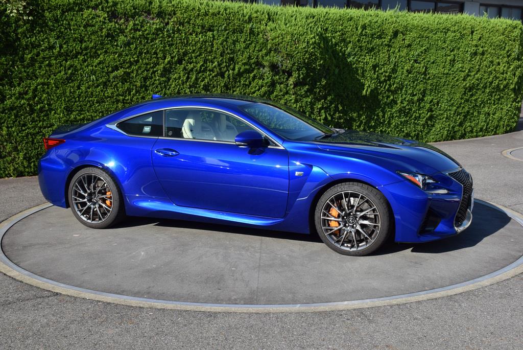 レクサスの高性能クーペ「ＲＣ Ｆ」。カラーは「ヒートブルーコントラストレイヤリング」