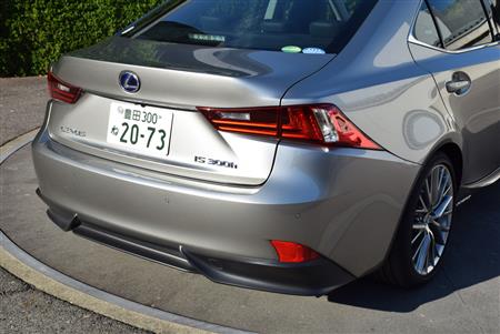 レクサスのスポーツセダン「ＩＳ ３００ｈ」。カラーは「ソニックチタニウム」