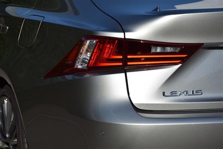 レクサスのスポーツセダン「ＩＳ ３００ｈ」。カラーは「ソニックチタニウム」