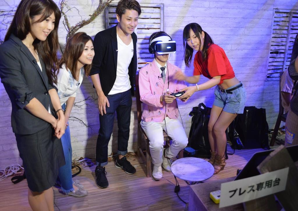 不慣れな人は操作案内を受けながらプレイした、「バイオハザード７レジデントイービル」＝９月、千葉市の幕張メッセで開かれた東京ゲームショウ２０１６（織田淳嗣撮影）