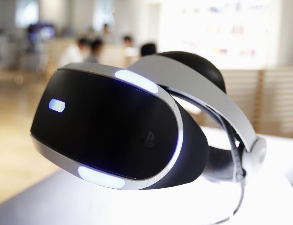 ソニー・インタラクティブエンタテインメントが発売したプレイステーションＶＲ＝１３日、東京・銀座