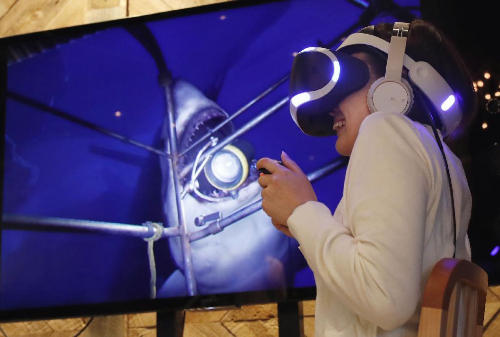 プレイステーションＶＲを体験する女性＝１３日午前、東京・銀座