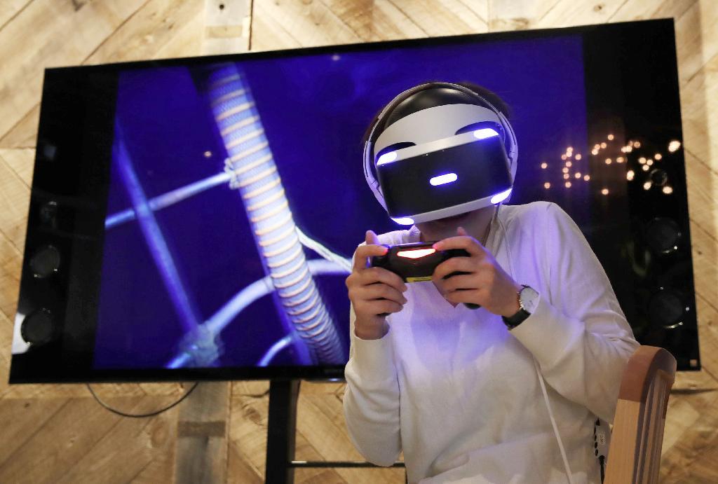 プレイステーションＶＲを体験する女性＝１３日午前、東京・銀座