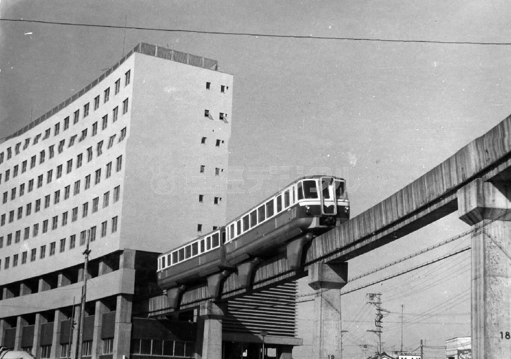 姫路モノレール運行当時の高尾ビル。大将軍駅がビル内部に設置されていた（姫路市提供）