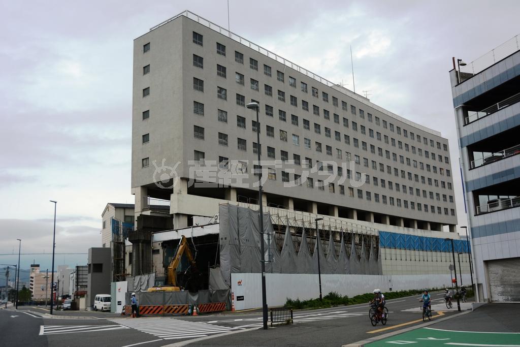 大将軍駅が入っていた高尾ビル。解体作業が進んでいる＝１０月５日、姫路市高尾町