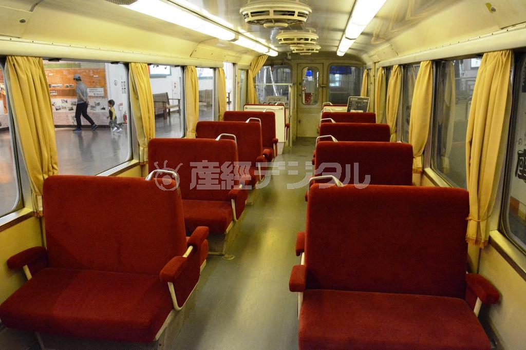 手柄山交流ステーションに保存されている姫路モノレールの車内＝姫路市西延末