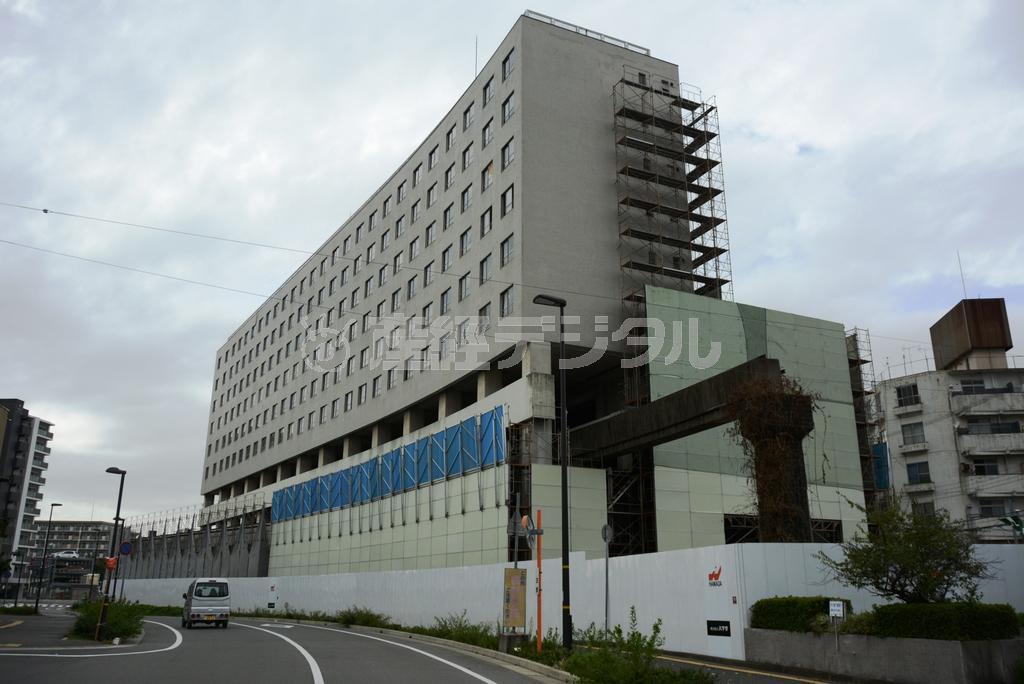 大将軍駅が入っていた高尾ビル。解体作業が進んでいる＝兵庫県姫路市高尾町