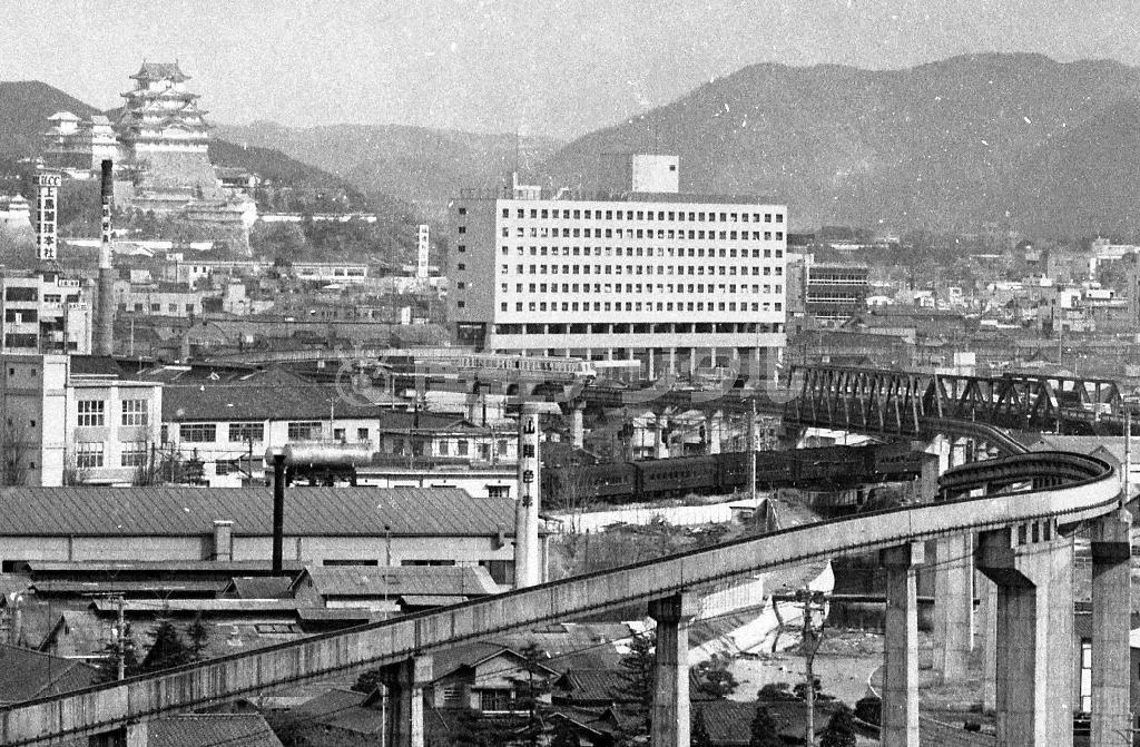 運行当時の姫路モノレールと大将軍駅が入っていた高尾ビル（姫路市提供）