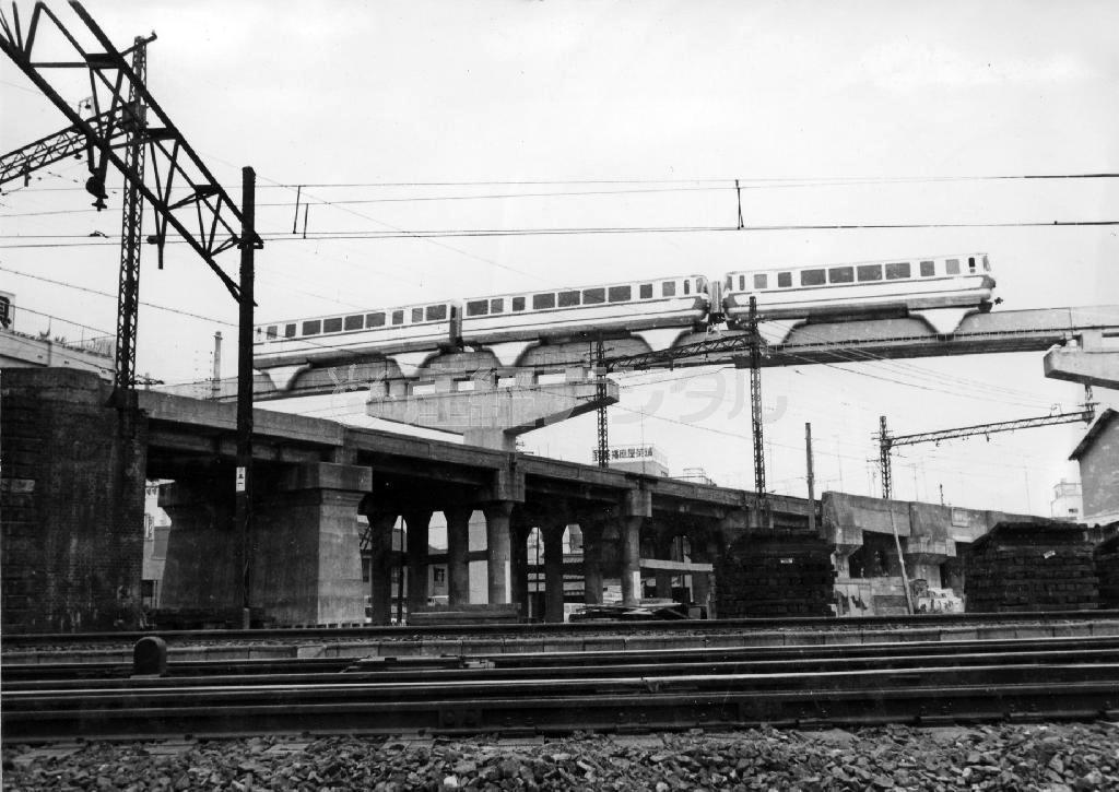 当時の国鉄や私鉄の線路の上を通過するモノレール。最小の用地で立体交差が可能な点も導入を後押しした（姫路市提供）