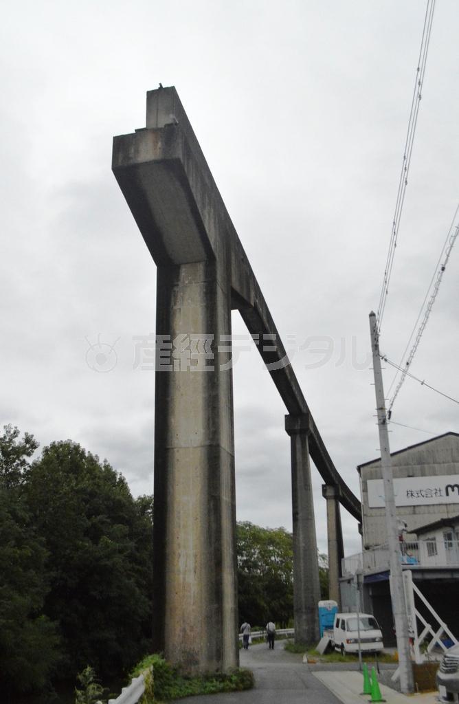 今も姫路市内に残る姫路モノレールの軌道の一部と橋脚。活用を模索する動きが出ている