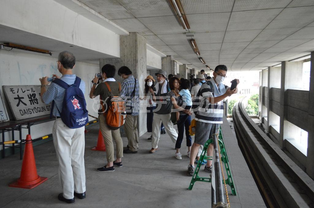 高尾ビル解体の前に、８月に行われた大将軍駅の最後の一般公開。７００人の定員に対し９０００人超の申し込みがあった＝姫路市高尾町