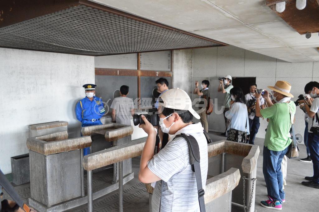 ８月に行われた一般公開で大将軍駅の改札口付近を撮影する参加者＝姫路市高尾町