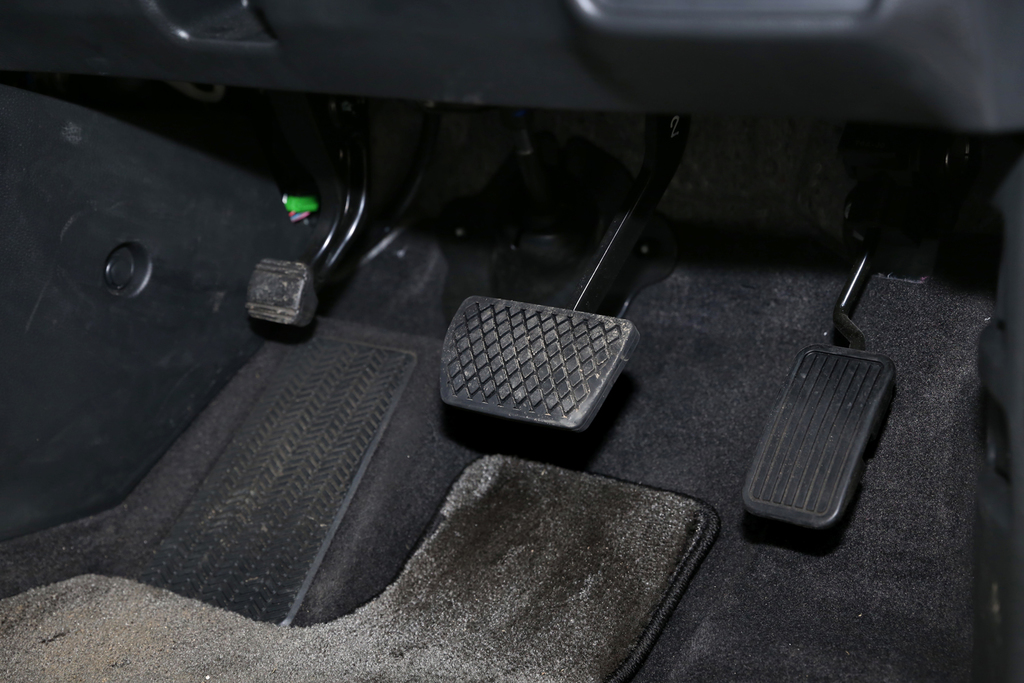 左端の足踏み式パーキングブレーキは、正直このクラスのクルマに採用すべきではないと思うが…