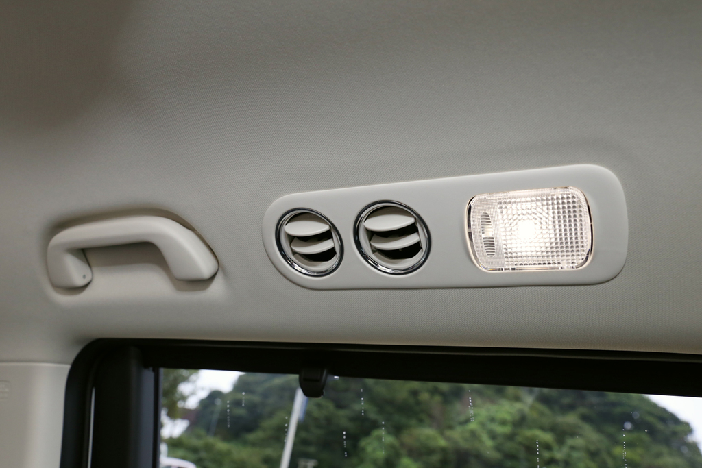 ２列目のエアコン吹き出し口と車内灯