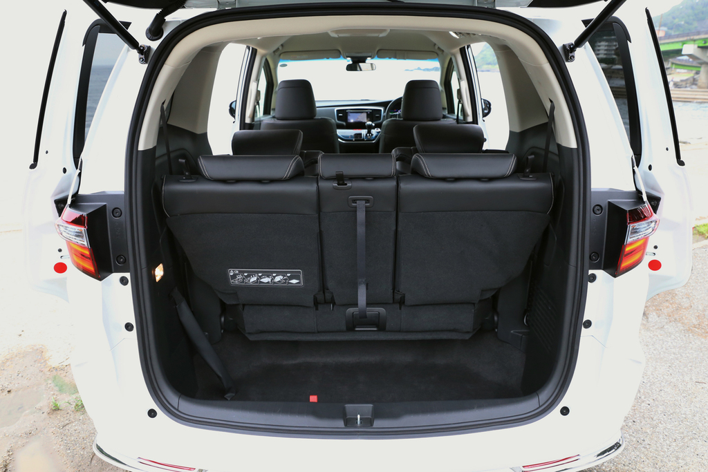 荷室ももちろん低床設計。３列目シートを畳まなくても、長尺の荷物を立てて積むことはできる