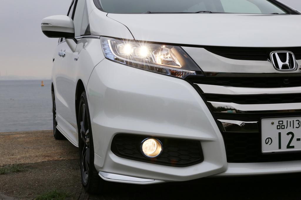 メッキを施した大開口のフロントグリルとＬＥＤヘッドライト