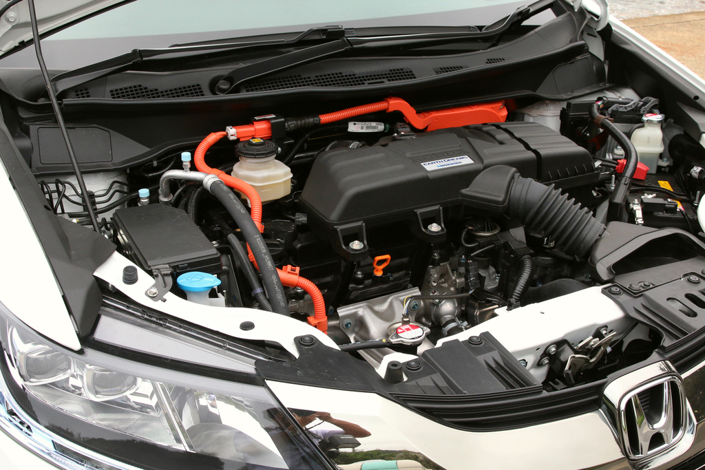 オデッセイハイブリッドのエンジンルーム