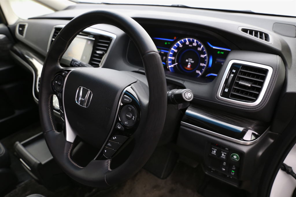 運転席は開放的。インパネは画面が大きく見やすい