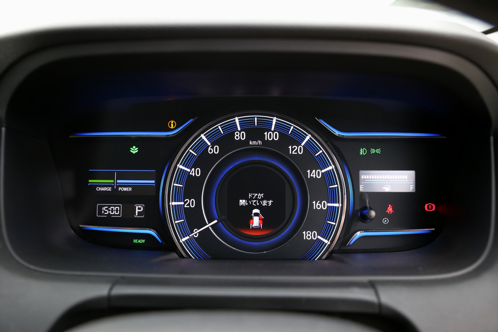大きくて見やすいインパネ。メーターの中央には表示切り換えができるマルチインフォメーションディスプレイ