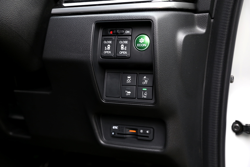 運転席右側のスイッチ類。緑色のボタンが「ＥＣＯＮ」