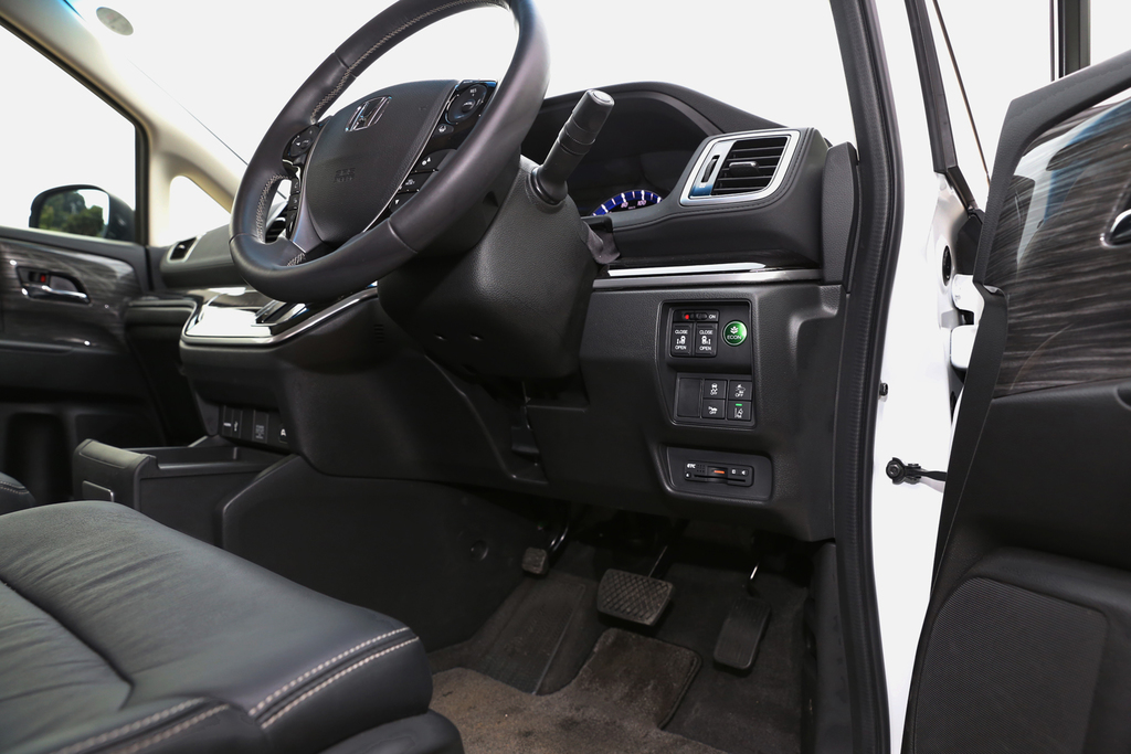 運転席右側のスイッチ類。緑色のボタンが「ＥＣＯＮ」