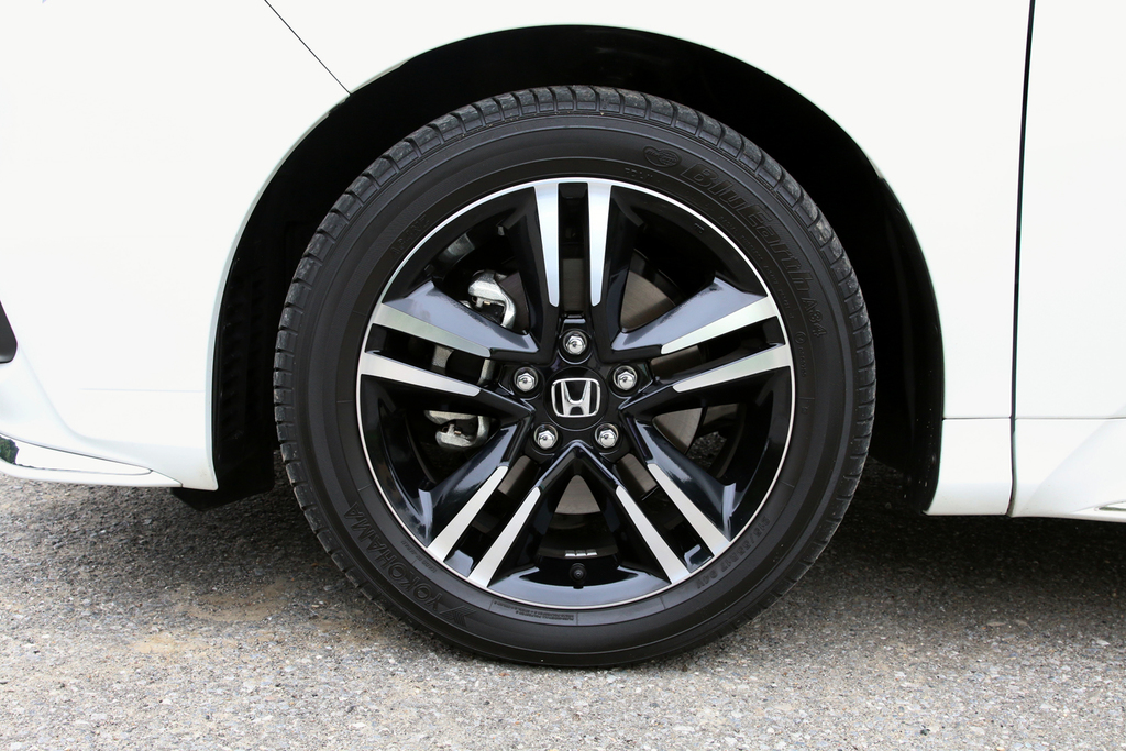 ハイブリッド アブソルート専用デザインの１７インチアルミホイール